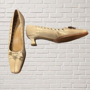 Vintage Stuart Weitzman Cream Leather Kitten Heels Bow Detail Square Toe Pumps